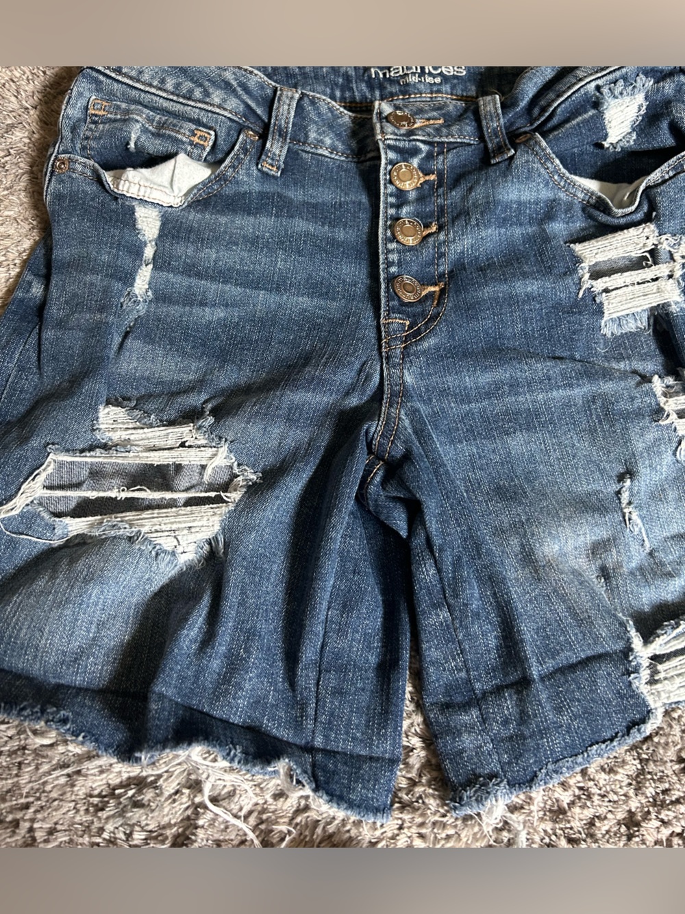 Maurice’s Mid Rise Button Fly Shorts Size 6 W Distressing - Picture 2 of 6
